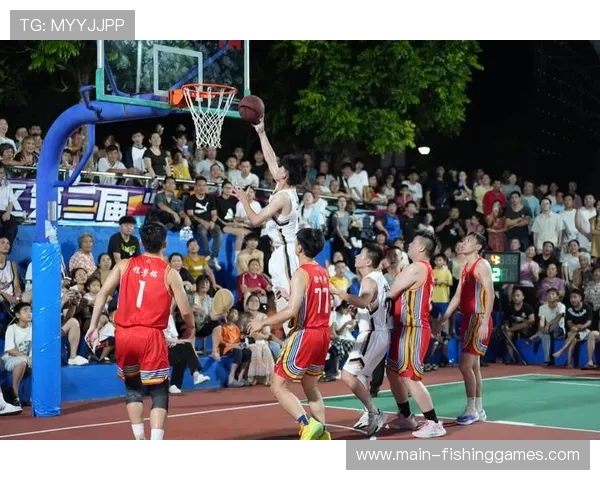 保安刘大爷请假回村看球：基层篮球赛事对农村文化生活的积极影响